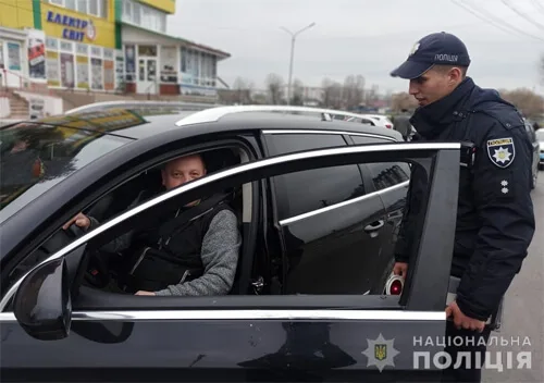 Патрульні Шепетівщини нагадали водіям про штраф за розмови по телефону