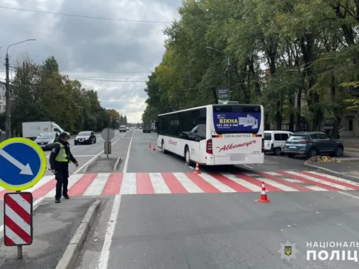 У Хмельницькому водій маршрутного автобуса скоїв наїзд на пішохідному переході на 52 річну жінку