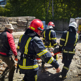 Рятувальники Хмельницького допомогли транспортувати чоловіка, який впав на будівництві