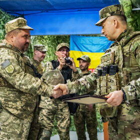 Військовослужбовця із Хмельниччини відзначив грошовим сертифікатом Головнокомандувач ЗСУ
