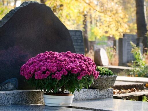 Жителів Хмельницької громади закликають не нести на кладовища штучні квіти